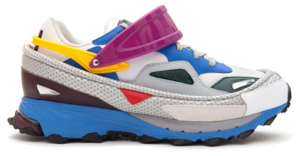 Ein farbenfroher Adidas-Sneaker mit blauem Absatz und Details in Gelb und Lila.