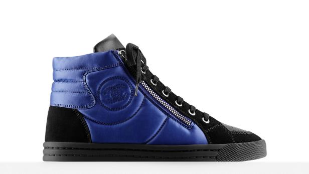 Ein blauer und schwarzer High-Top-Sneaker von Chanel mit Reißverschluss und Schnürsenkeln.