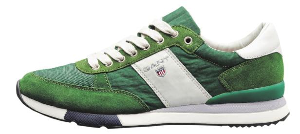 Ein grüner GANT Sneaker mit weißen Schnürsenkeln und weißen Akzenten.