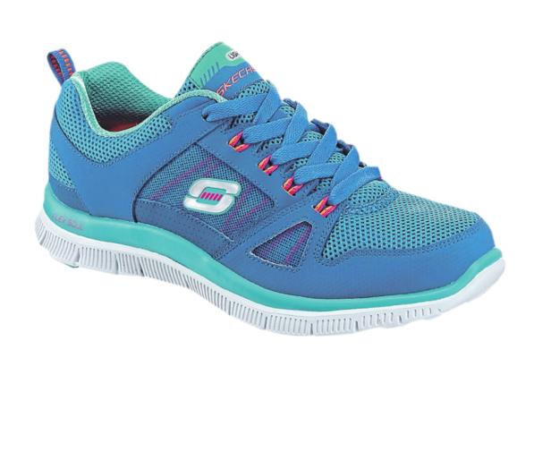 Ein blauer Skechers-Turnschuh mit türkisfarbenen Akzenten und weißer Sohle.