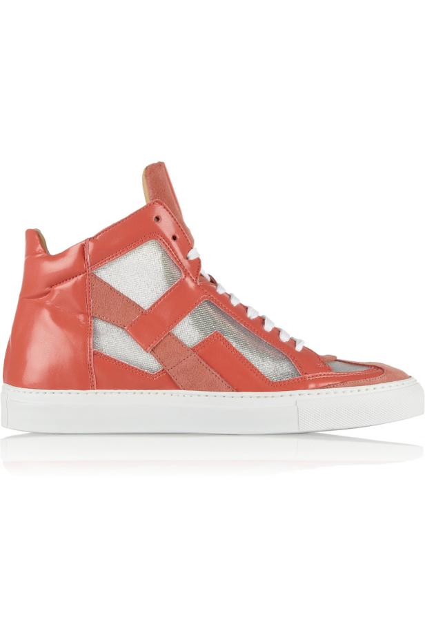 Ein korallenroter High-Top-Sneaker mit weißen Schnürsenkeln und einer weißen Sohle.