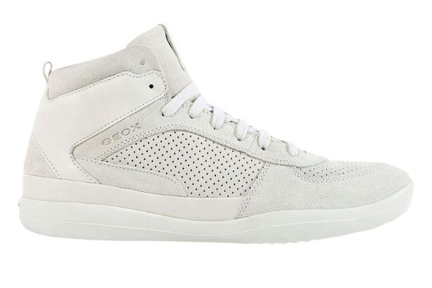 Ein weißer High-Top-Sneaker der Marke Geox vor einem weißen Hintergrund.