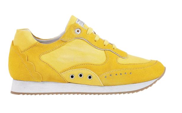 Ein gelber Sneaker aus Wildleder und Stoff mit weißen Sohlen.
