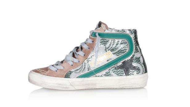 Ein hochgeschnittener Sneaker mit Schnürsenkeln, Sternapplikation und grünem Detail.