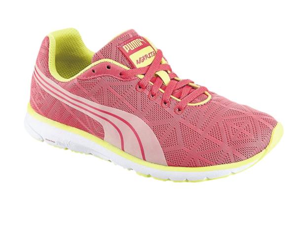 Ein rosafarbener Puma-Laufschuh mit gelben Akzenten vor einem weißen Hintergrund.