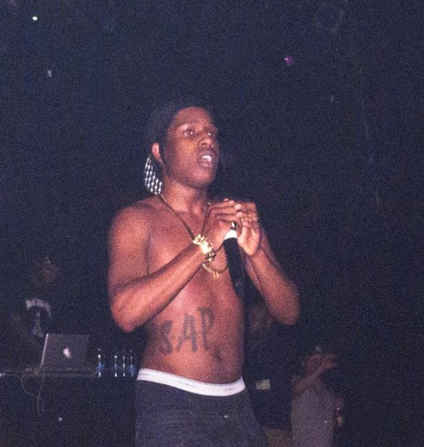 A$AP Rocky tritt bei einem Konzert mit freiem Oberkörper auf.