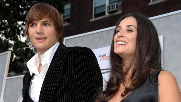Ashton Kutcher und Demi Moore posieren zusammen auf einem Event.
