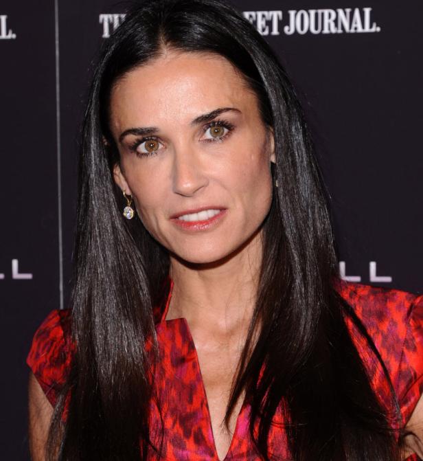 Demi Moore mit langen, dunklen Haaren und einem roten Kleid.