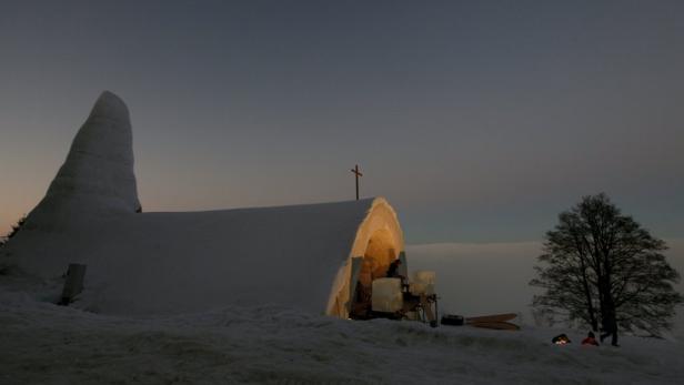 Eisige Andacht in der Schneekirche