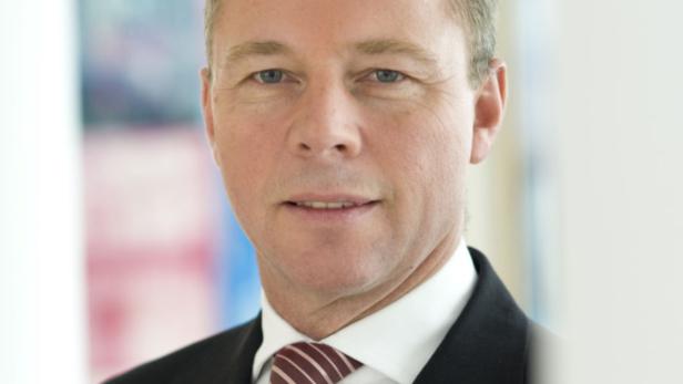 Porträt eines Mannes in Anzug und Krawatte.