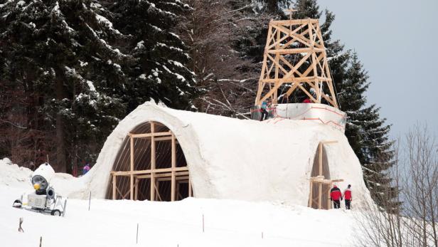 Eisige Andacht in der Schneekirche