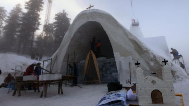 Eisige Andacht in der Schneekirche