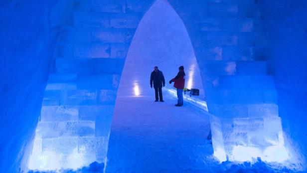 Eisige Andacht in der Schneekirche