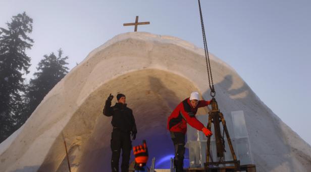 Eisige Andacht in der Schneekirche