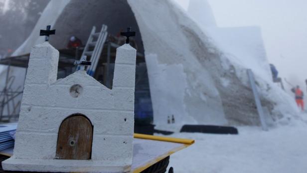 Eisige Andacht in der Schneekirche