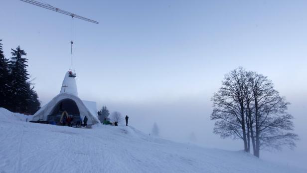 Eisige Andacht in der Schneekirche