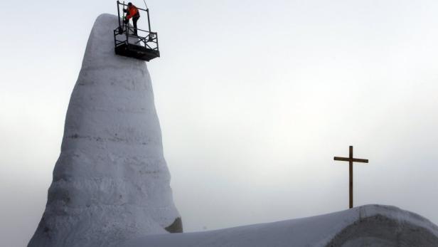 Eisige Andacht in der Schneekirche