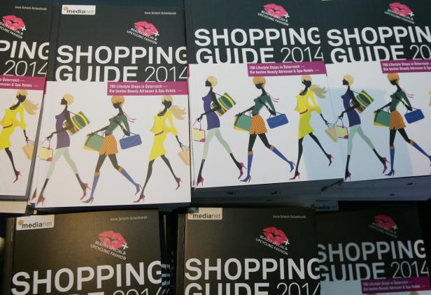 Mehrere Exemplare des „Shopping Guide 2014“ liegen gestapelt.