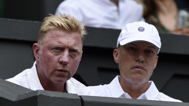 Boris Becker und ein weiterer Mann beobachten ein Tennismatch in Wimbledon.