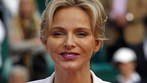 Nahaufnahme von Fürstin Charlène von Monaco mit kurzem blonden Haar.
