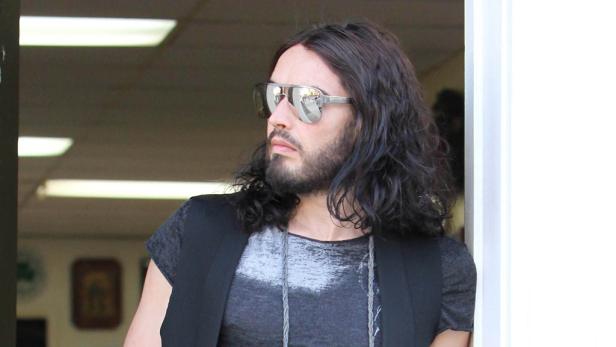 Russell Brand mit Sonnenbrille blickt zur Seite.