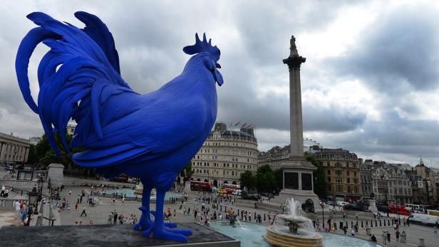 Ein blauer Hahn steht auf dem Trafalgar Square in London.