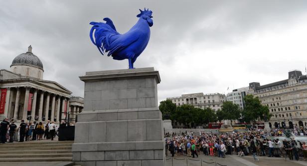 Ein großer, blauer Hahn steht auf einem Sockel am Trafalgar Square in London.