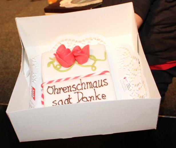 Ein Kuchen in einer Schachtel mit der Aufschrift „Ohrenschmaus sagt Danke“.