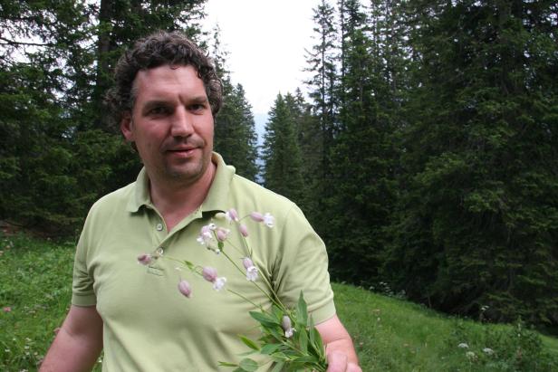 Thorsten Probost, ausgezeichneter Koch, ausgewiesener Kenner der Almen und Berge Ein Kräuterbad für den Wein