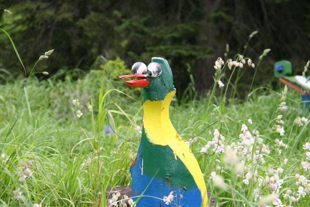 Das ist nicht der Geist des Libellensees, sondern ein Holzkunstwerk, gemacht von Kindern. Davon gibt es hier im Wald viele, Kunstwerke, manchmal auch Kinder Ein Kräuterbad für den Wein