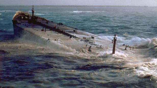 Ein Schiff sinkt im stürmischen Meer.