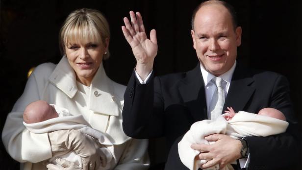 Fürst Albert und Fürstin Charlène von Monaco präsentieren ihre neugeborenen Zwillinge.