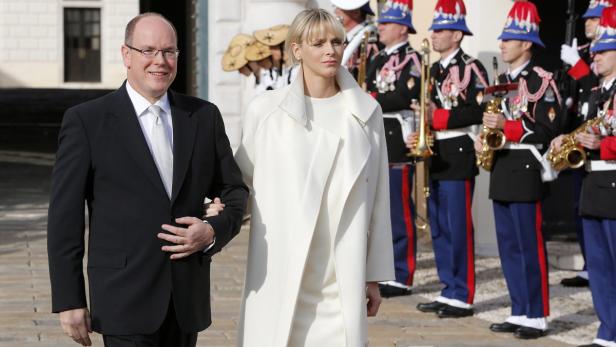 Fürst Albert II. und Fürstin Charlène von Monaco bei einer Veranstaltung mit einer Militärkapelle.