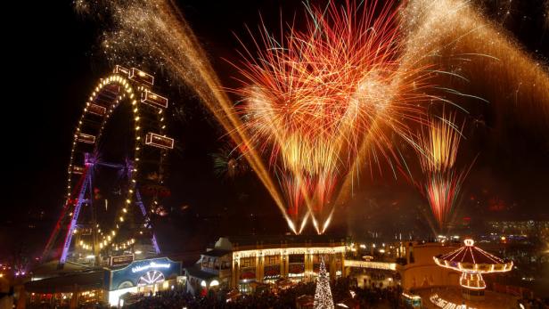 Feuerwerk erhellt den Nachthimmel über dem Wiener Prater mit dem Riesenrad.