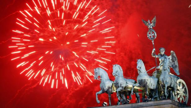 Die Quadriga auf dem Brandenburger Tor vor einem roten Feuerwerk.