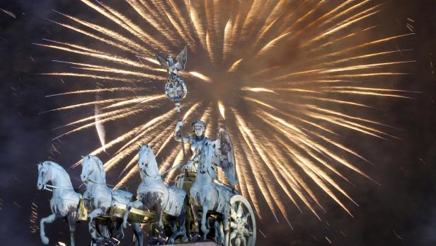 Die Quadriga auf dem Brandenburger Tor vor einem Feuerwerk.