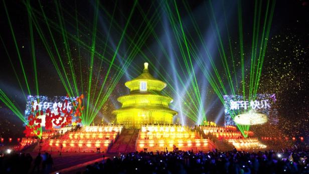 Der Himmelstempel in Peking ist während einer Lasershow zum chinesischen Neujahrsfest beleuchtet.
