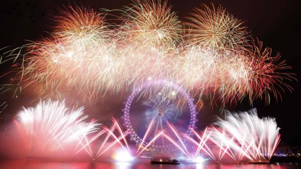 Feuerwerk erhellt den Himmel über dem London Eye.
