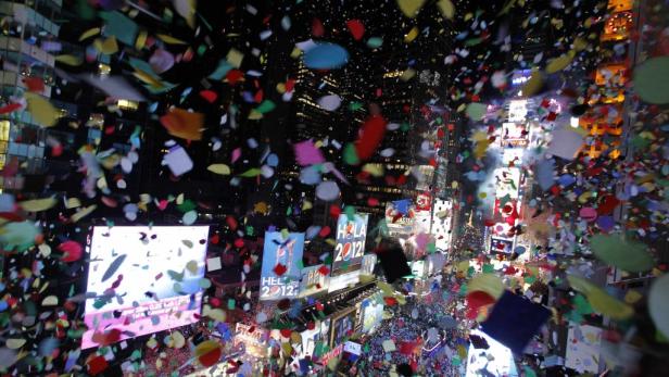 Konfetti fällt auf eine Menschenmenge am Times Square in New York.