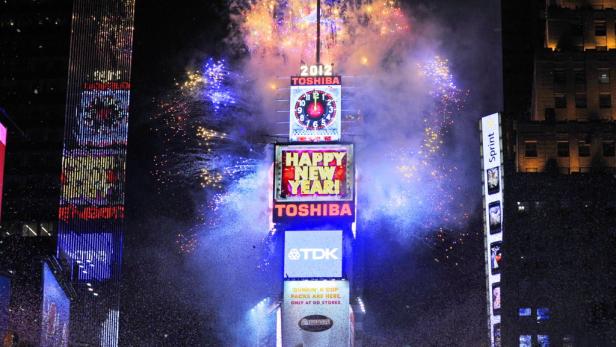 Feuerwerk und Bildschirme auf dem Times Square feiern das Jahr 2012.