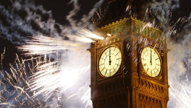 Feuerwerk erhellt den Big Ben in London um Mitternacht.