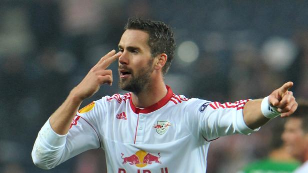 Ein Fußballspieler von RB Leipzig zeigt mit dem Finger auf etwas.