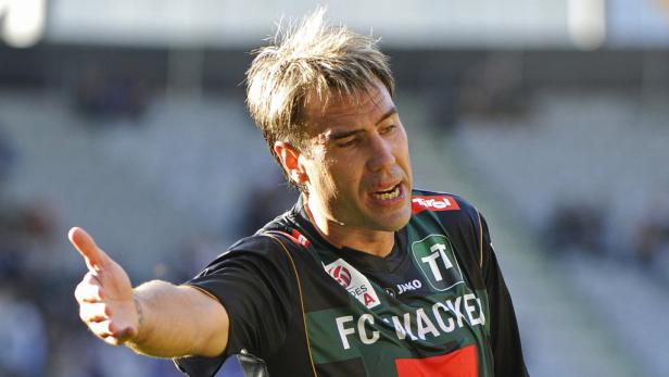 Ein Fußballspieler des FC Wacker Innsbruck gestikuliert während eines Spiels.