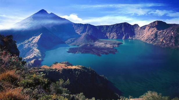 Der Vulkan Rinjani und der Segara Anak See auf Lombok, Indonesien.