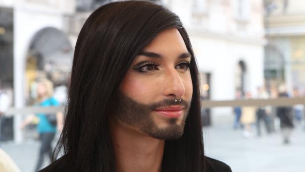 Porträt von Conchita Wurst mit Bart und langen, dunklen Haaren.