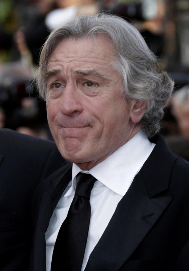 Porträt von Robert De Niro in einem schwarzen Anzug mit Krawatte.