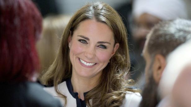 Catherine, Prinzessin von Wales, lächelt in die Kamera.