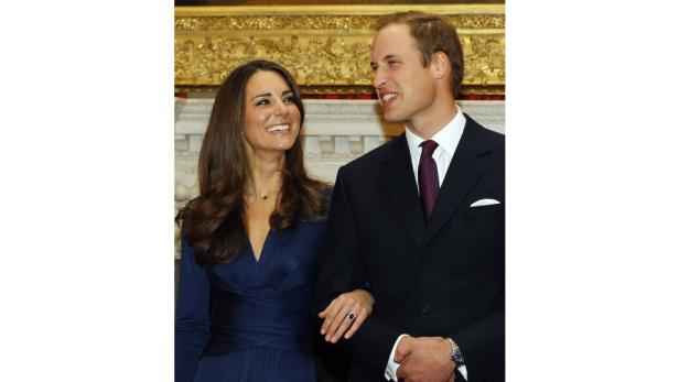 Prinz William und Kate Middleton lächeln sich an.