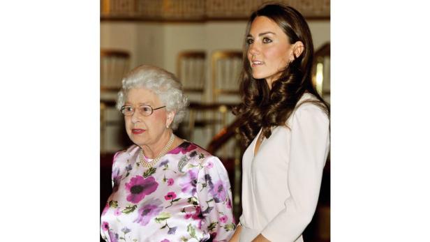 Königin Elisabeth II. und Catherine, Princess of Wales, stehen nebeneinander.