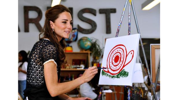 Kate Middleton malt ein Bild von einer roten Schnecke auf einer Leinwand.
